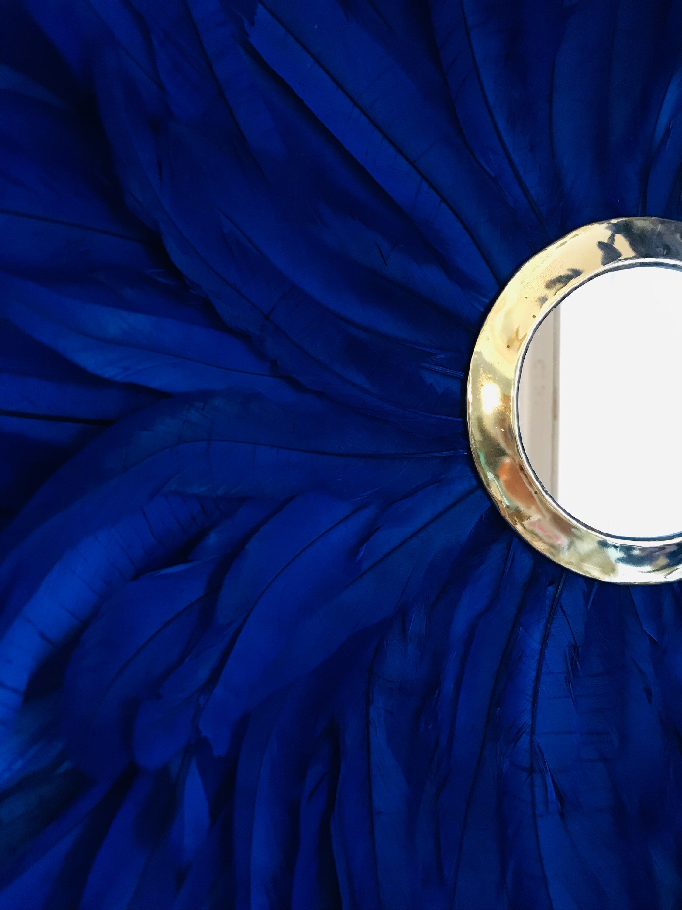 JUJUHAT "LE MAJORELLE" avec ses plumes bleues et son miroir en laiton doré