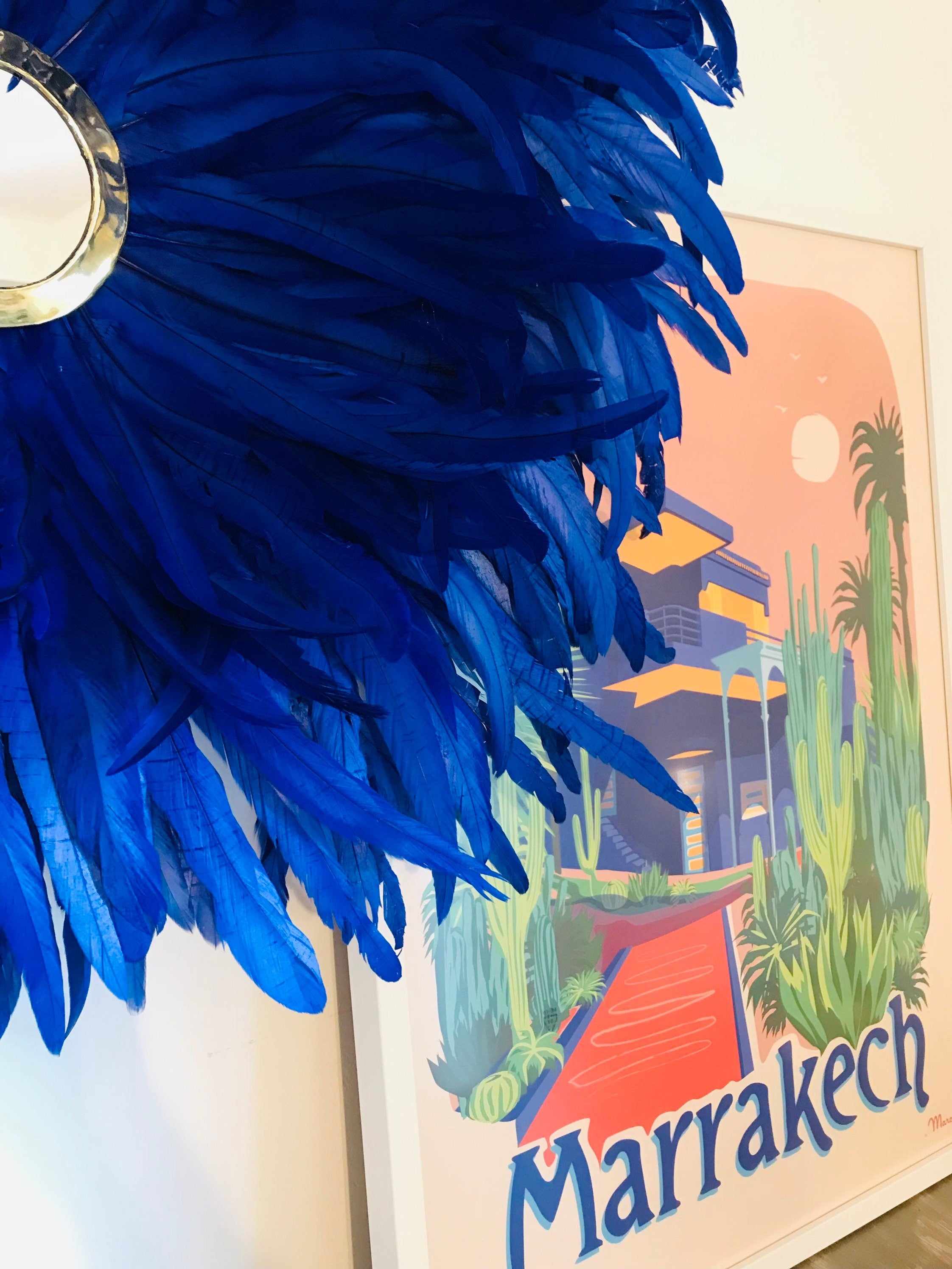 JUJUHAT "LE MAJORELLE" avec ses plumes bleues et son miroir en laiton doré