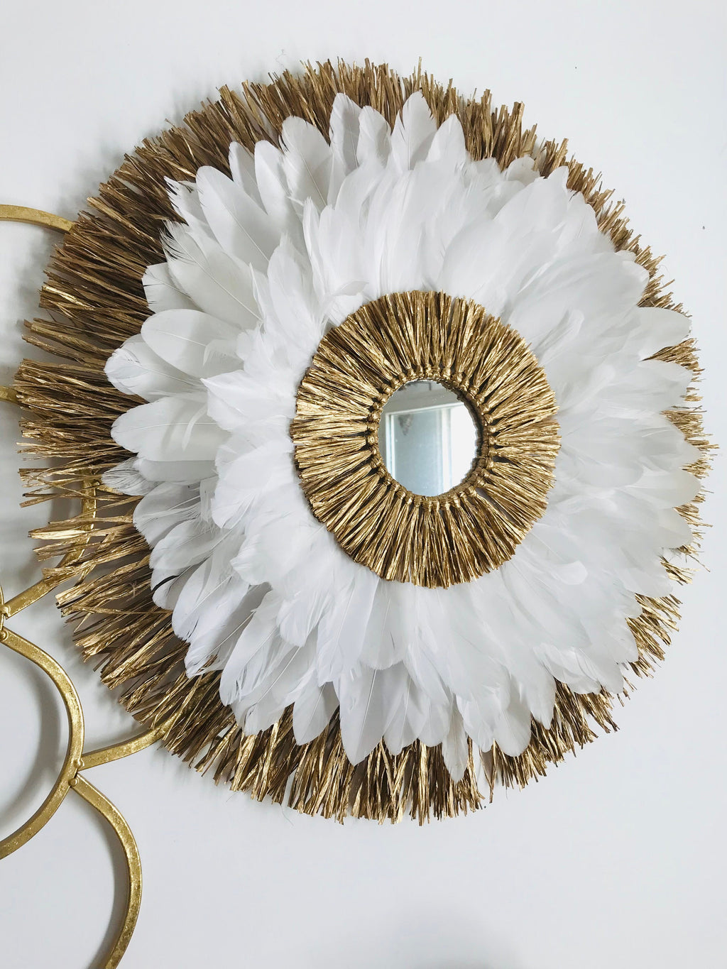 Juju Hat blanc doré en plumes – Le BLANC DU NIL – décoration murale bohème luxe