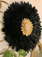 Juju Hat L’INCANDESCENT – Décoration murale en plumes noires et dorées avec coquillages cauris – Bohème chic