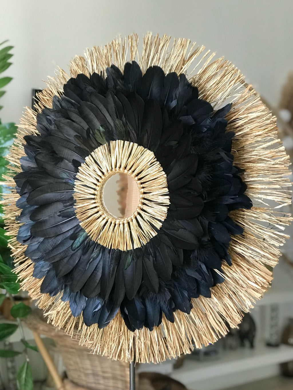 JUJUHAT « LE NUBIAN » avec ses plumes noires et son raphia doré