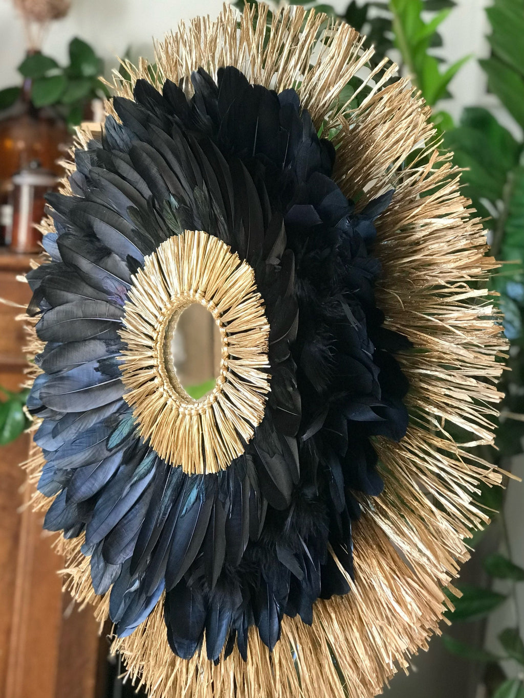 JUJUHAT « LE NUBIAN » avec ses plumes noires et son raphia doré