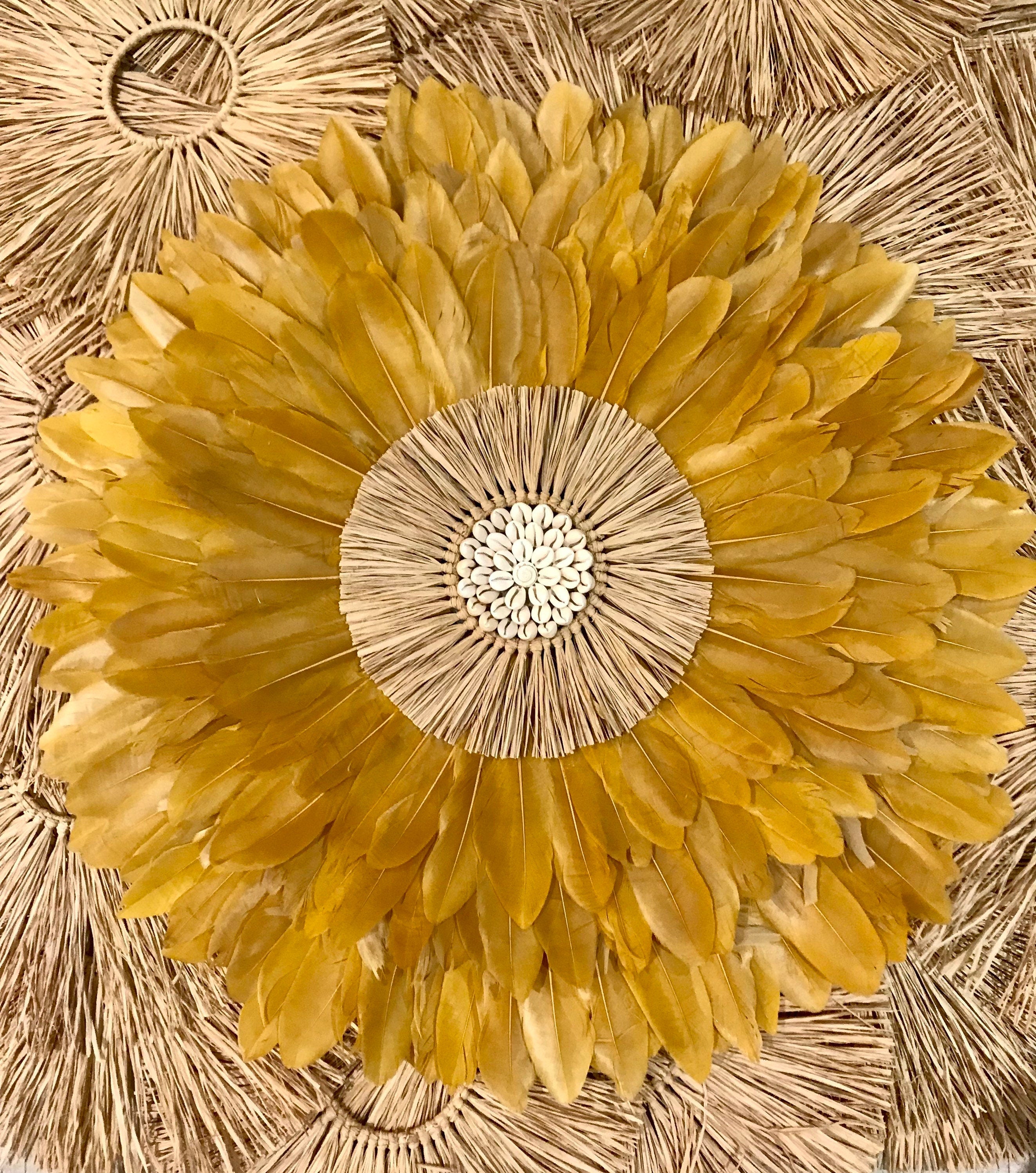 LE KARI – Juju Hat mural jaune en plumes naturelles et cœur doré – Déco murale ethnique chic – 50 ou 65 cm – Fait main