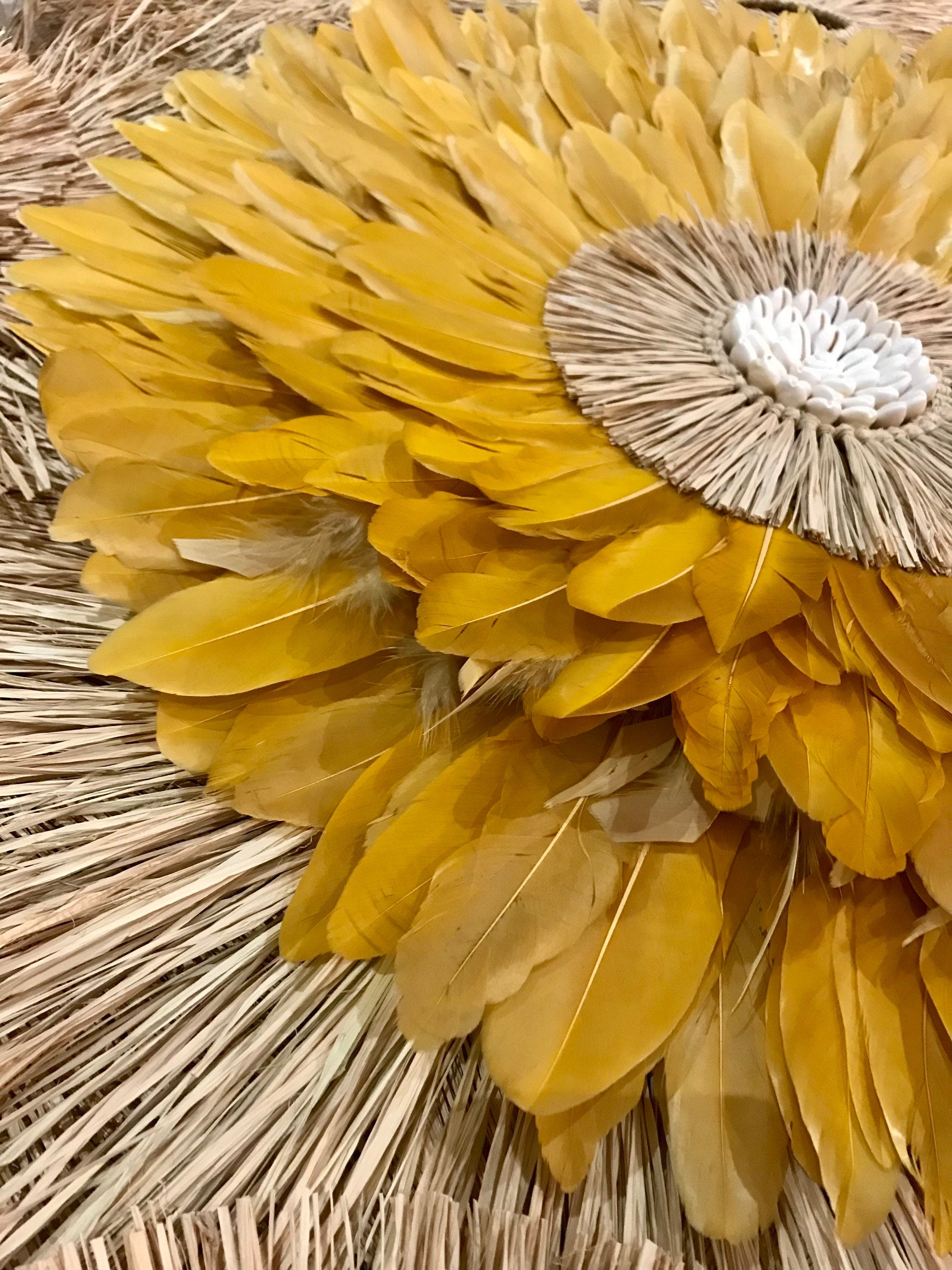 LE KARI – Juju Hat mural jaune en plumes naturelles et cœur doré – Déco murale ethnique chic – 50 ou 65 cm – Fait main