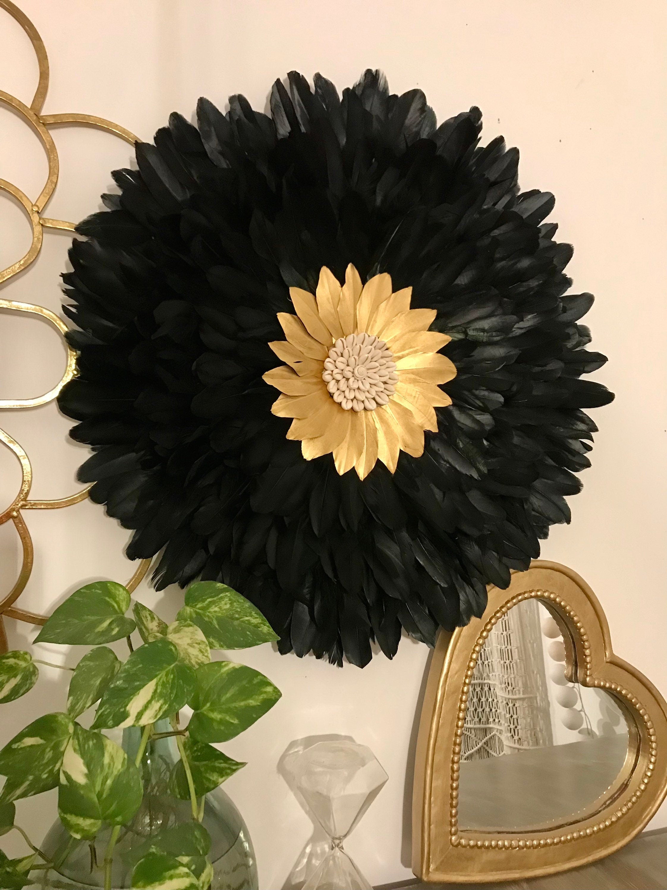 Juju Hat L’INCANDESCENT – Décoration murale en plumes noires et dorées avec coquillages cauris – Bohème chic