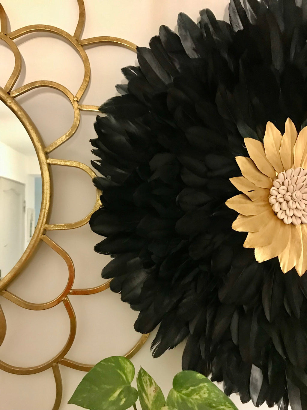 Juju Hat L’INCANDESCENT – Décoration murale en plumes noires et dorées avec coquillages cauris – Bohème chic