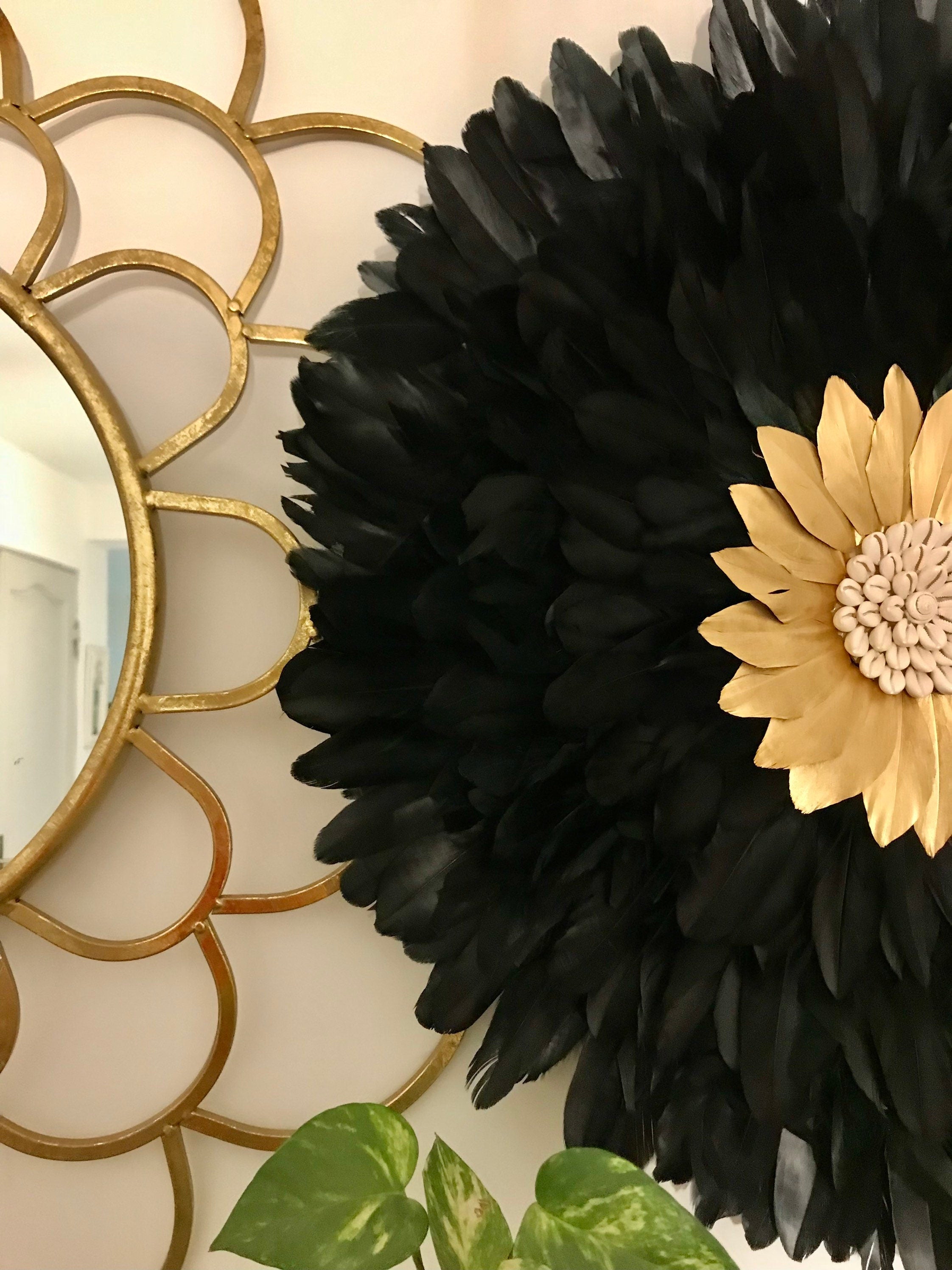 Juju Hat L’INCANDESCENT – Décoration murale en plumes noires et dorées avec coquillages cauris – Bohème chic
