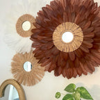 Trio de JUJUHAT « TERRE de SIENNE » en plumes marron et blanches et un miroir soleil en raphia naturel