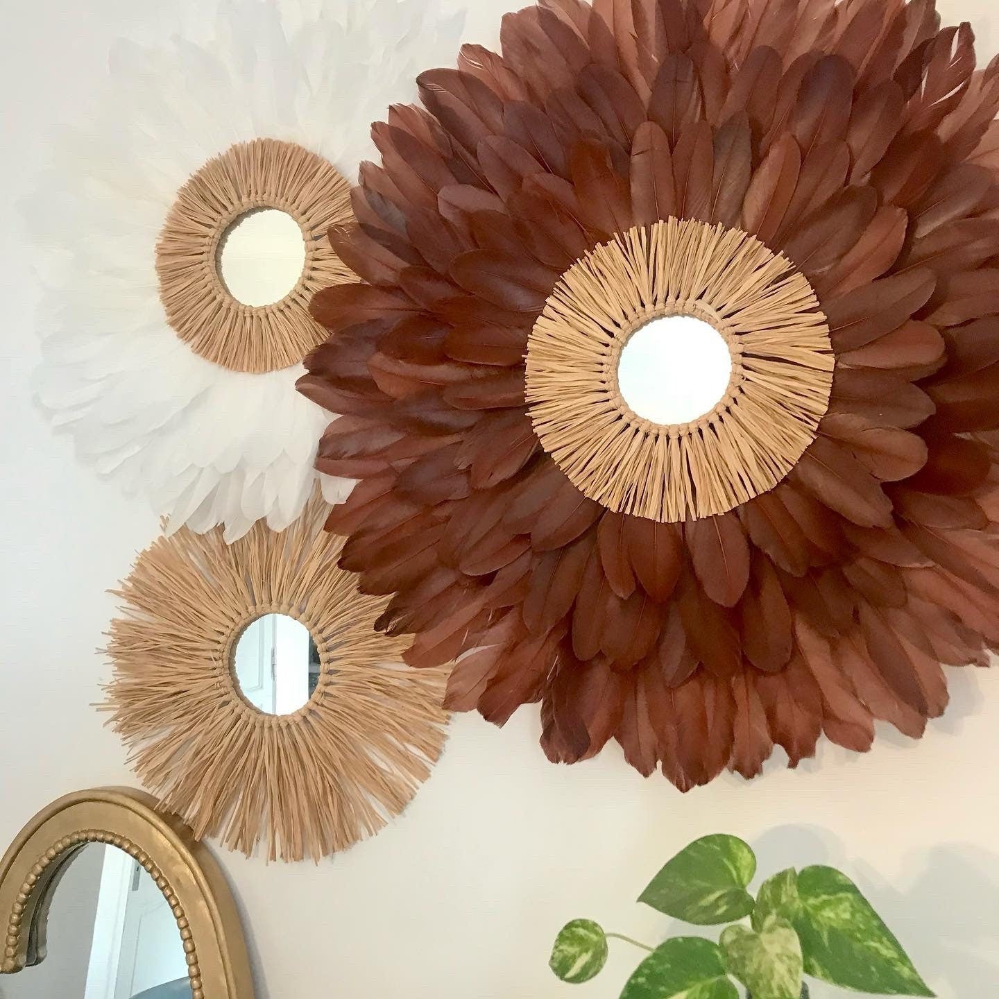 Trio de JUJUHAT « TERRE de SIENNE » en plumes marron et blanches et un miroir soleil en raphia naturel