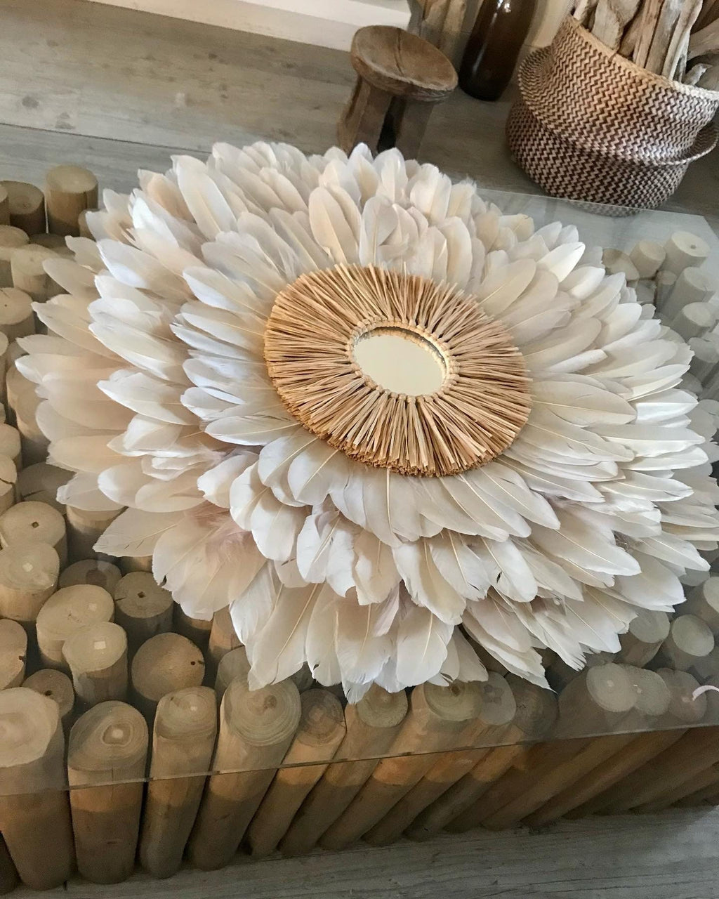 JUJUHAT « LE HELLO » en plumes grèges avec son miroir en raphia naturel