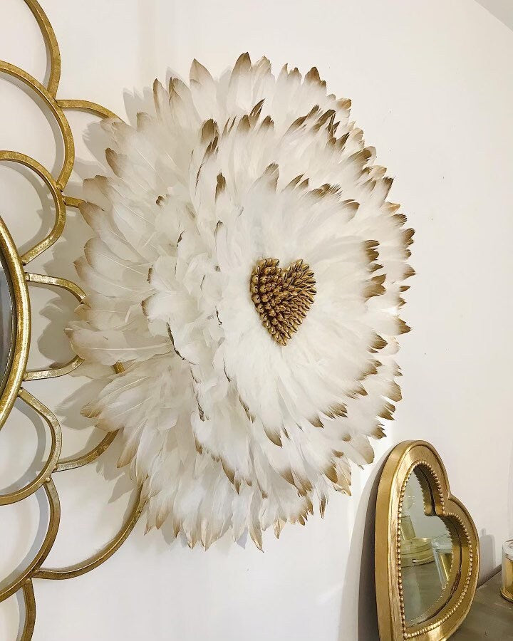 Jujuhat « L’ AMOUREUX » en plumes blanches et dorées et son coeur en coquillages cauris dorés