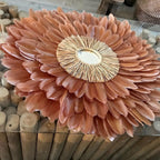 Juju Hat « LE BEURRE SALÉ » – Déco murale en plumes marron et cœur en raphia naturel avec miroir | Disponible en 50, 65 ou 80 cm | Fait main