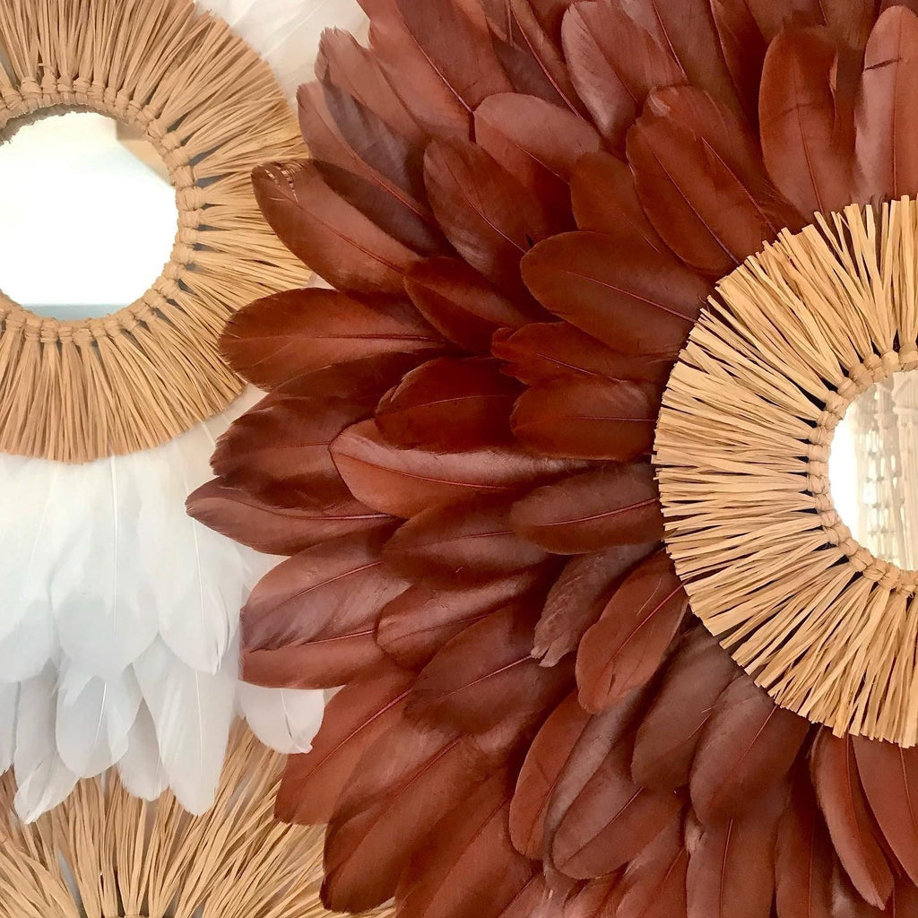 Trio de JUJUHAT « TERRE de SIENNE » en plumes marron et blanches et un miroir soleil en raphia naturel