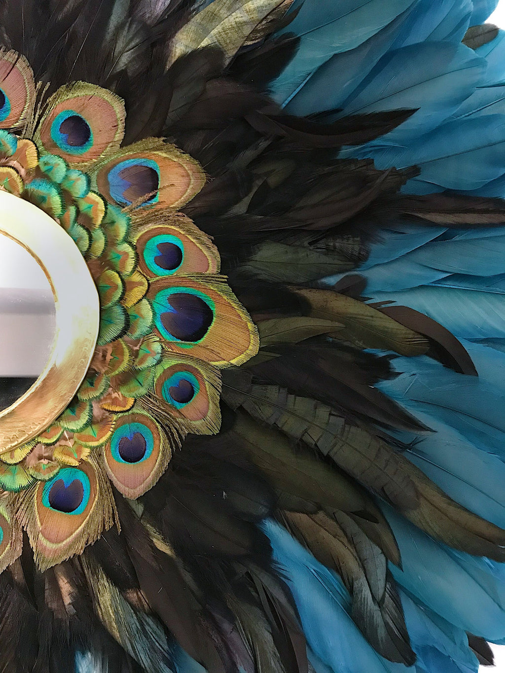 JUJUHAT « GEORGIOS » en plumes bleues et noires et son miroir en laiton doré