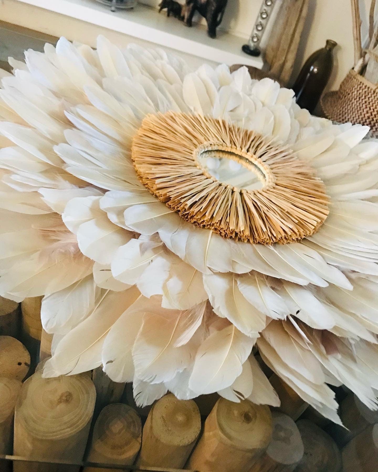 JUJUHAT « LE HELLO » en plumes grèges avec son miroir en raphia naturel