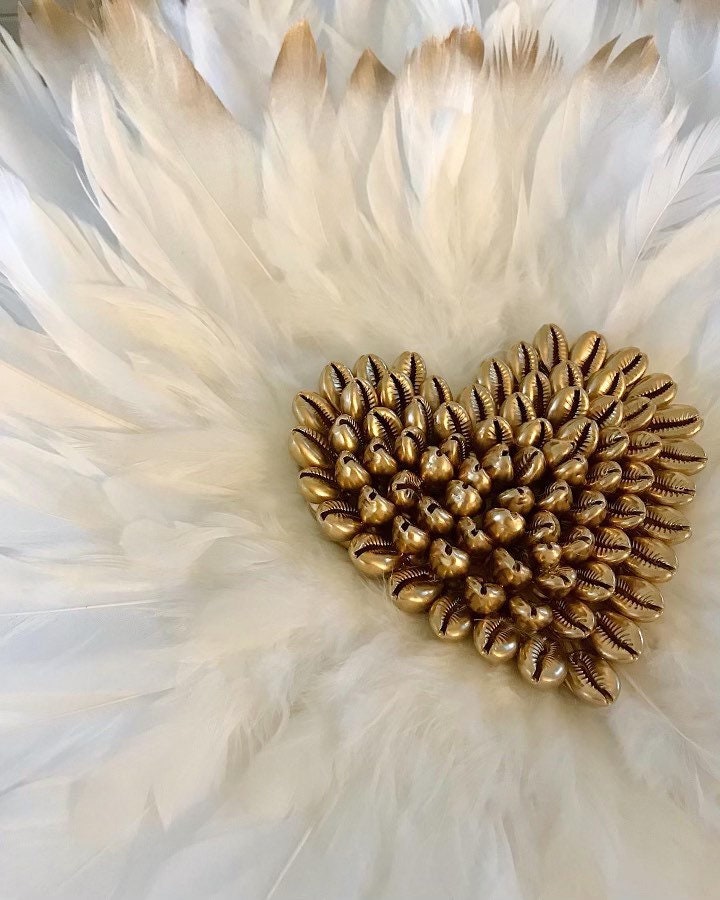 Jujuhat « L’ AMOUREUX » en plumes blanches et dorées et son coeur en coquillages cauris dorés