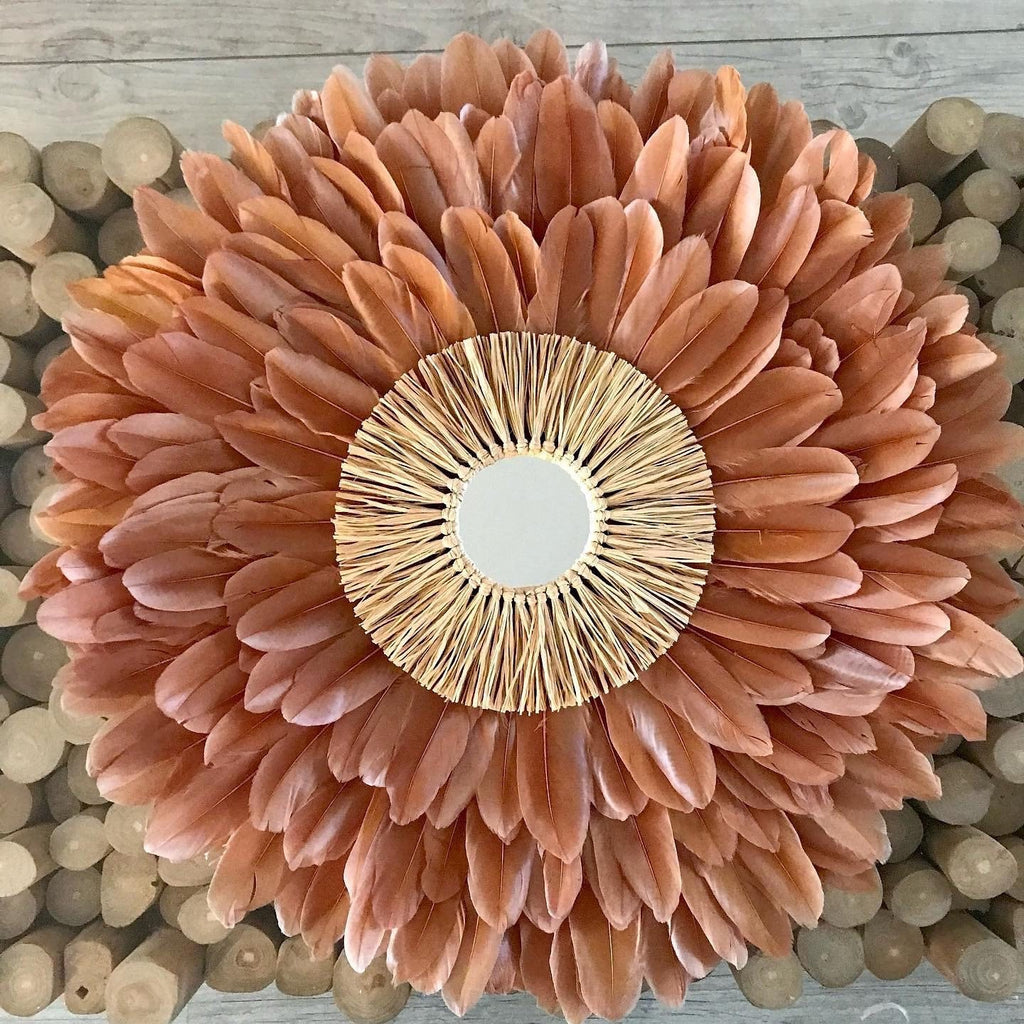 Juju Hat « LE BEURRE SALÉ » – Déco murale en plumes marron et cœur en raphia naturel avec miroir | Disponible en 50, 65 ou 80 cm | Fait main