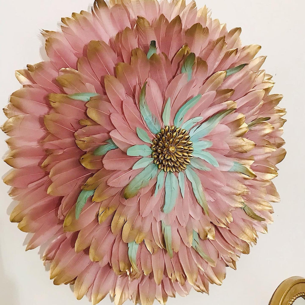JUJUHAT « PINK SAUGE » – Déco murale en plumes roses, dorées et sauge avec cœur en coquillages cauris dorés