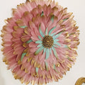 JUJUHAT « PINK SAUGE » – Déco murale en plumes roses, dorées et sauge avec cœur en coquillages cauris dorés