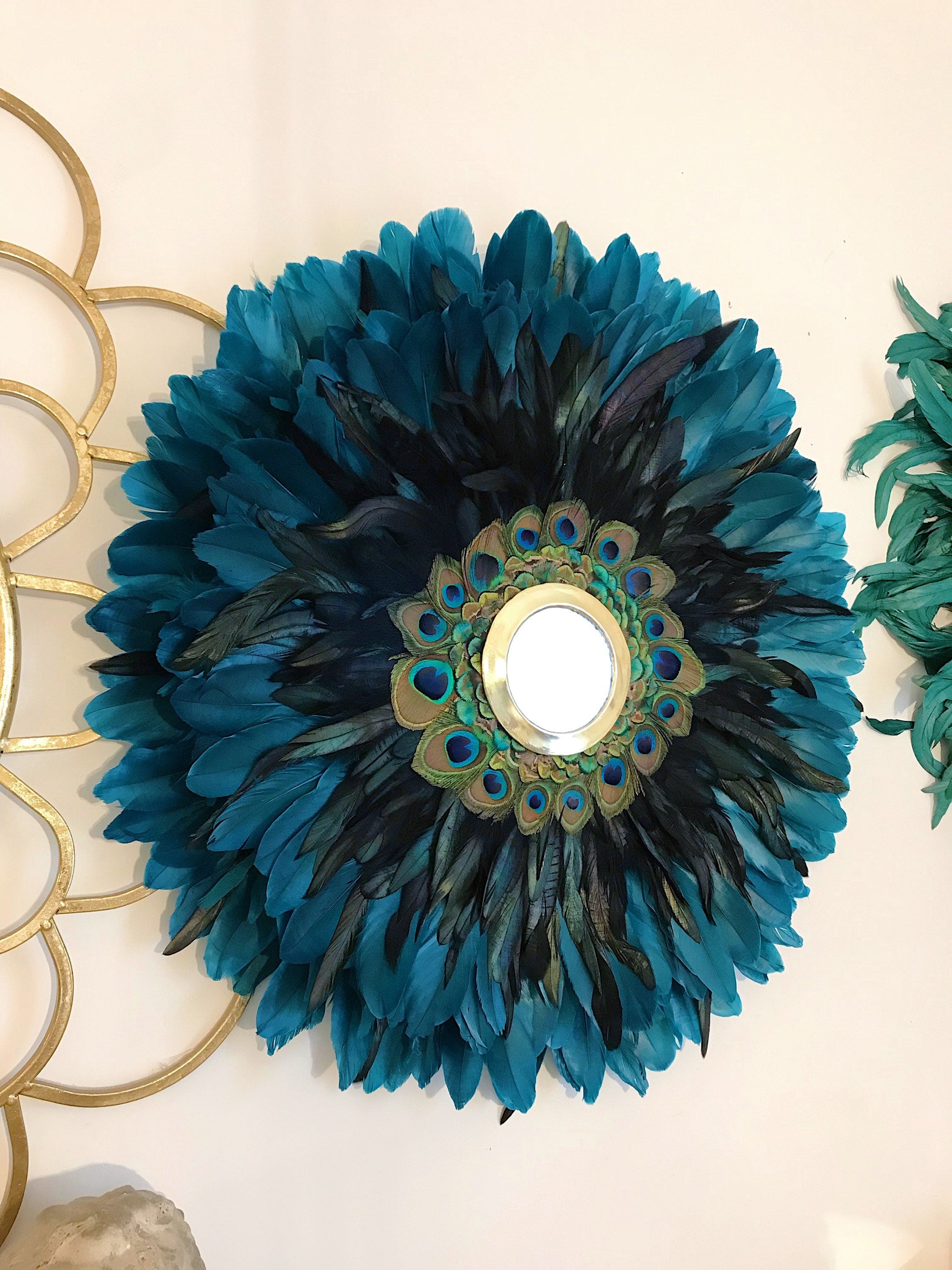 JUJUHAT « GEORGIOS » en plumes bleues et noires et son miroir en laiton doré