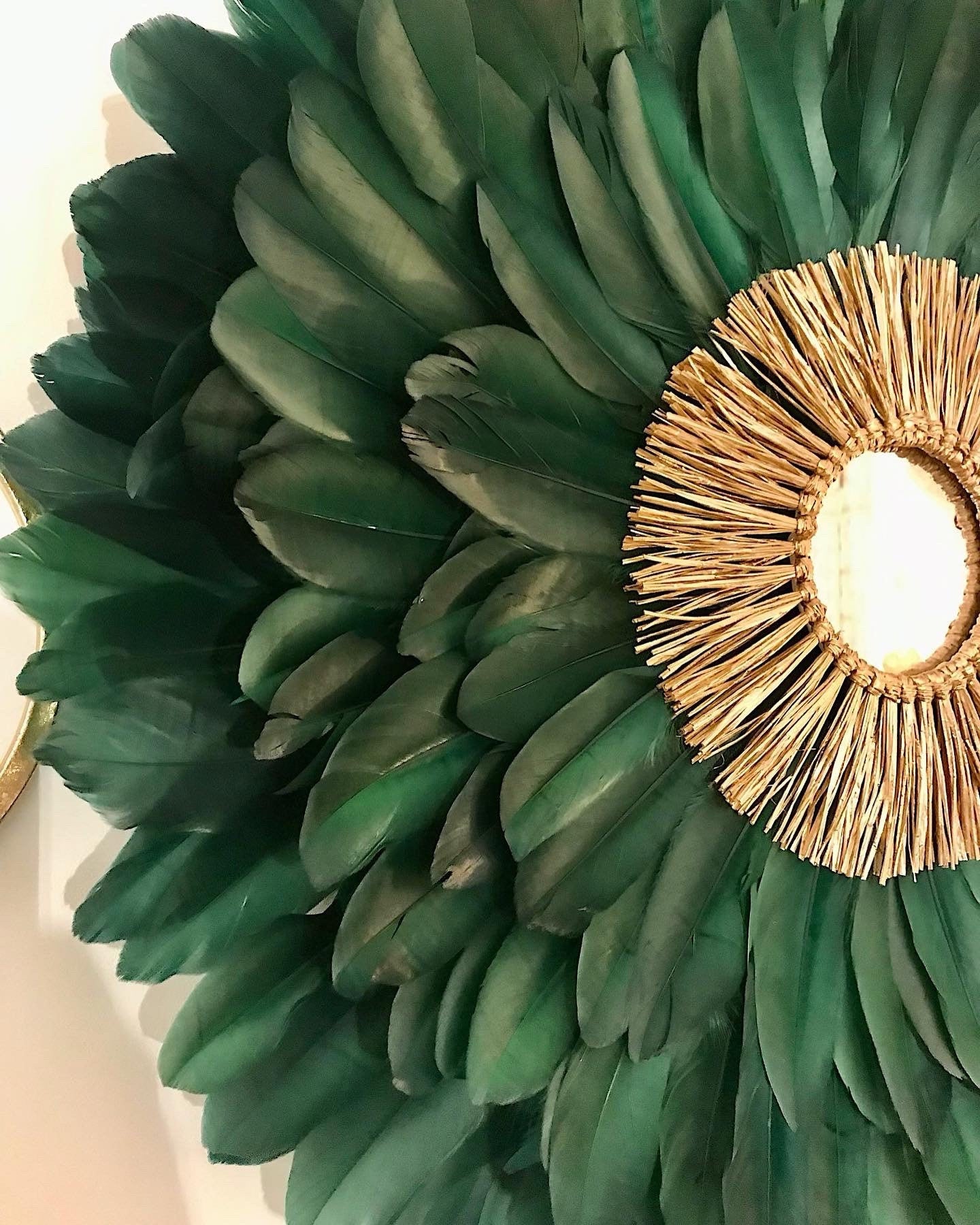 Jujuhat « LE BRAZIL » en plumes vertes et son miroir en raphia doré