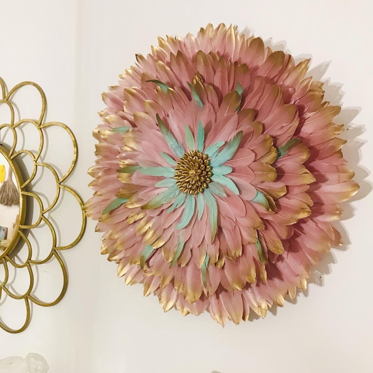 JUJUHAT « PINK SAUGE » – Déco murale en plumes roses, dorées et sauge avec cœur en coquillages cauris dorés