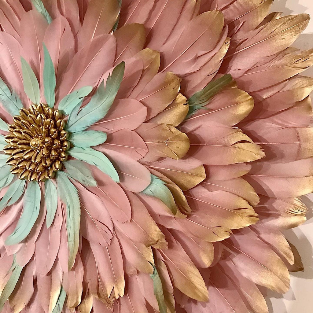 JUJUHAT « PINK SAUGE » – Déco murale en plumes roses, dorées et sauge avec cœur en coquillages cauris dorés