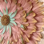JUJUHAT « PINK SAUGE » – Déco murale en plumes roses, dorées et sauge avec cœur en coquillages cauris dorés
