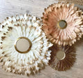 Le Trio CHADIA en plumes nude et rose avec leur miroir en laiton doré et un miroir en raphia doré