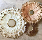 Le Trio CHADIA en plumes nude et rose avec leur miroir en laiton doré et un miroir en raphia doré