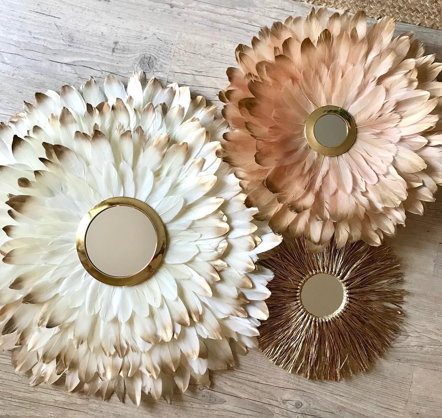 Le Trio CHADIA en plumes nude et rose avec leur miroir en laiton doré et un miroir en raphia doré