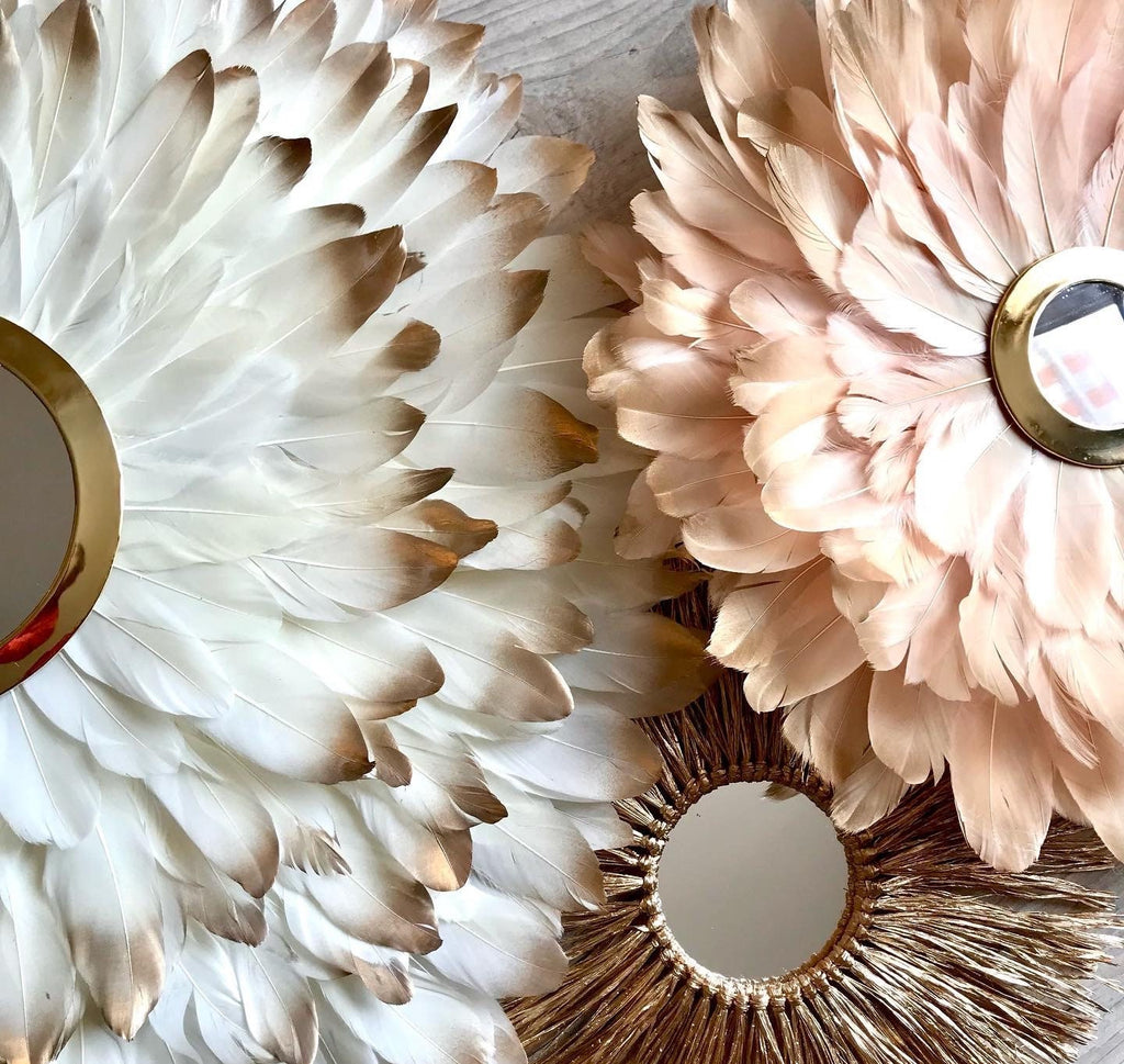 Le Trio CHADIA en plumes nude et rose avec leur miroir en laiton doré et un miroir en raphia doré