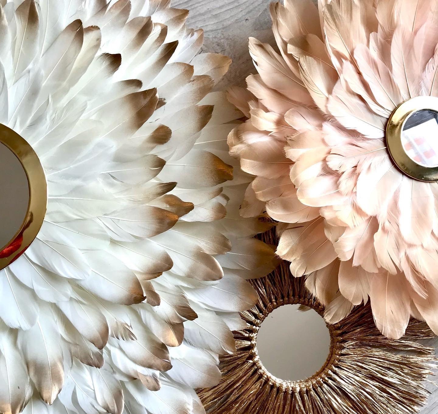 Le Trio CHADIA en plumes nude et rose avec leur miroir en laiton doré et un miroir en raphia doré