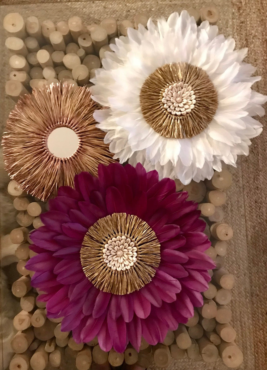 Trio PURPLE-CAURIS – Juju hats violet et blanc + miroir en raphia doré, décoration murale originale