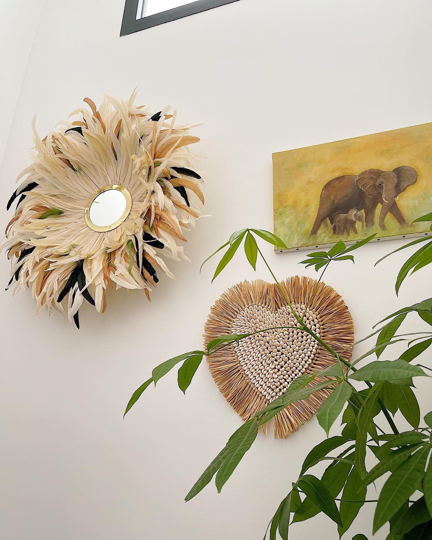 JUJUHAT « LE VICTORIA » – Déco murale en plumes naturelles beiges, marron, vertes et miroir en laiton doré