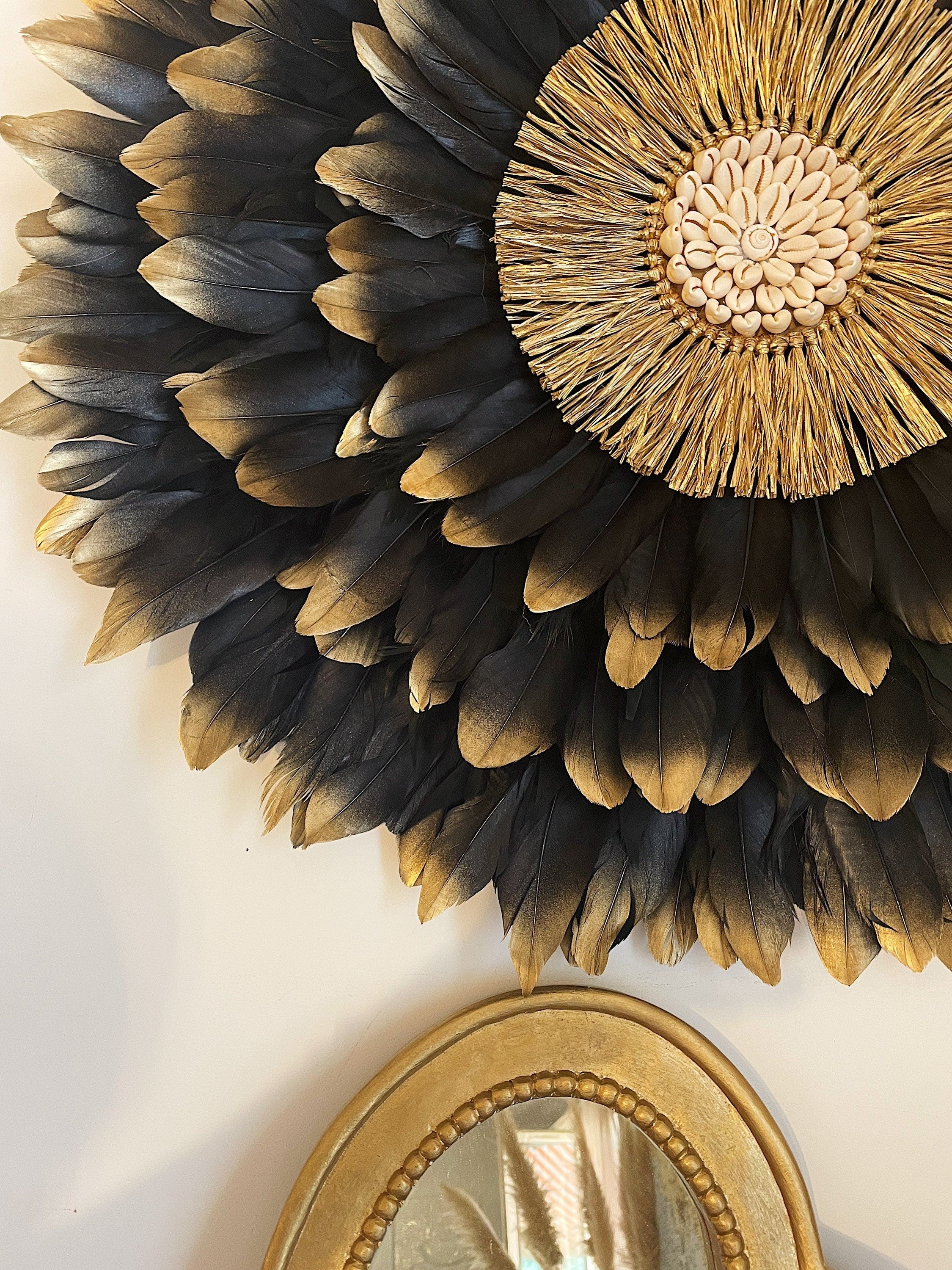 Juju Hat « PRÉCIEUX BLACK DORÉ » – Déco murale en plumes noires et dorées, cœur en raphia et coquillages cauris