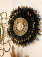 Juju Hat « PRÉCIEUX BLACK DORÉ » – Déco murale en plumes noires et dorées, cœur en raphia et coquillages cauris
