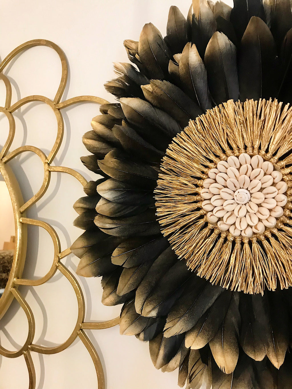 Juju Hat « PRÉCIEUX BLACK DORÉ » – Déco murale en plumes noires et dorées, cœur en raphia et coquillages cauris