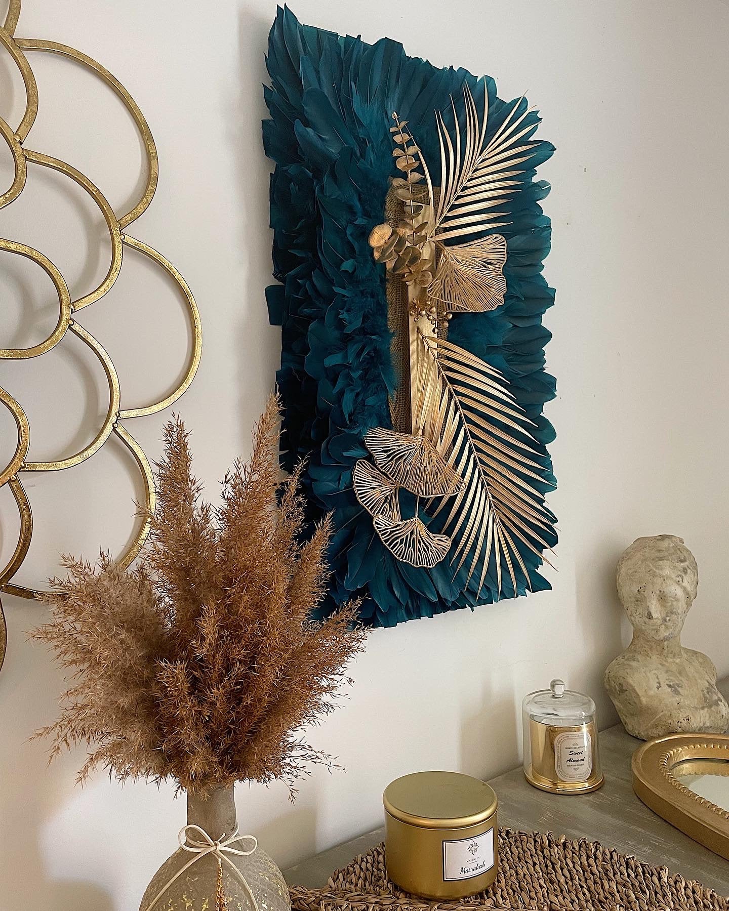 JUJUHAT square "la PALME D'OR" en plumes bleues paon et son coeur travaillé en doré avec sa forme carré