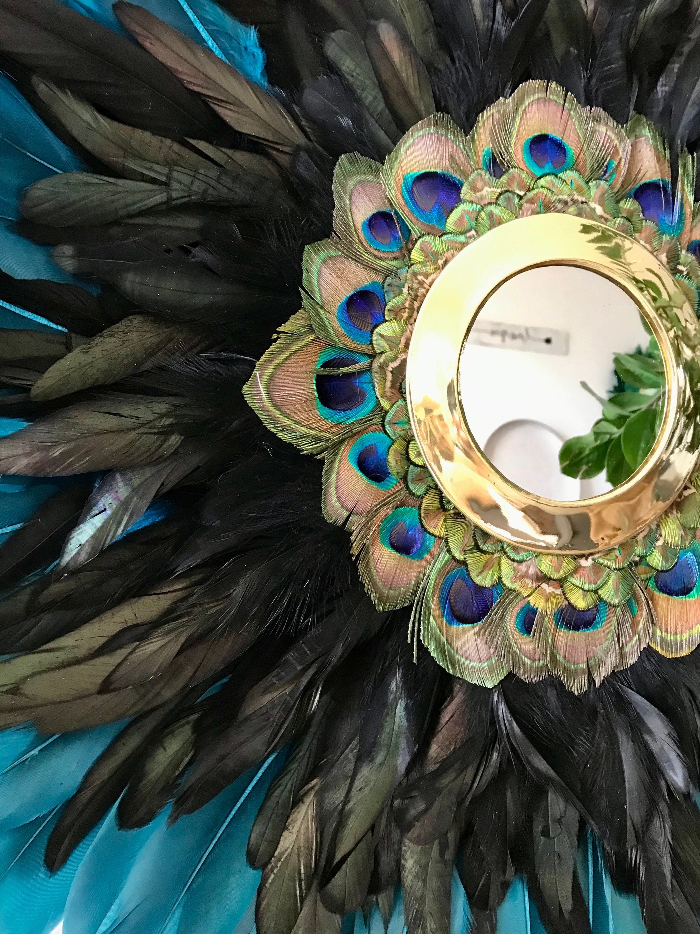 Juju Hat LONDON NIKKI – Décoration murale en plumes blanches, bleues et noires avec miroir laiton – Bohème chic