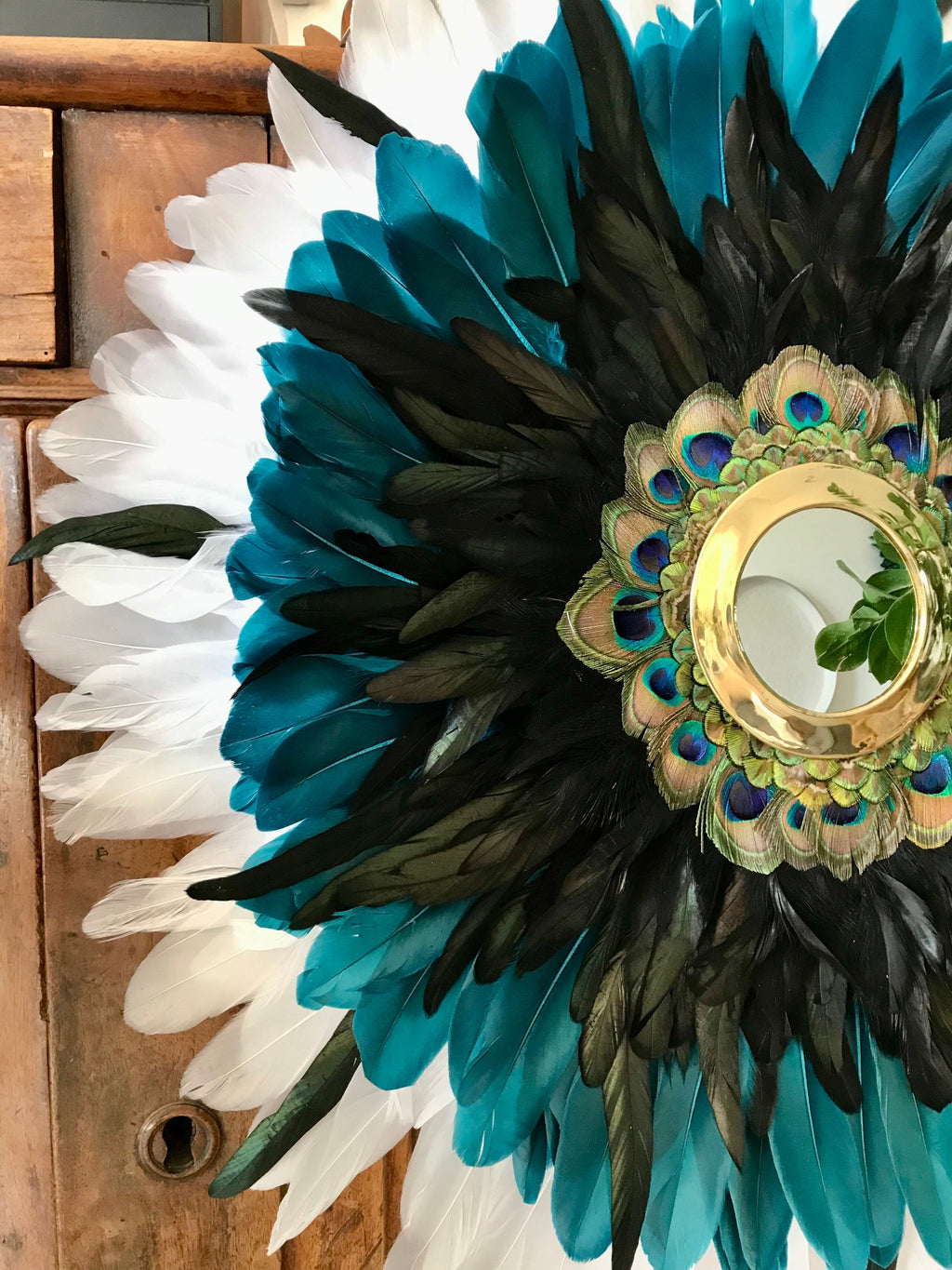 Juju Hat LONDON NIKKI – Décoration murale en plumes blanches, bleues et noires avec miroir laiton – Bohème chic
