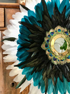 Juju Hat LONDON NIKKI – Décoration murale en plumes blanches, bleues et noires avec miroir laiton – Bohème chic