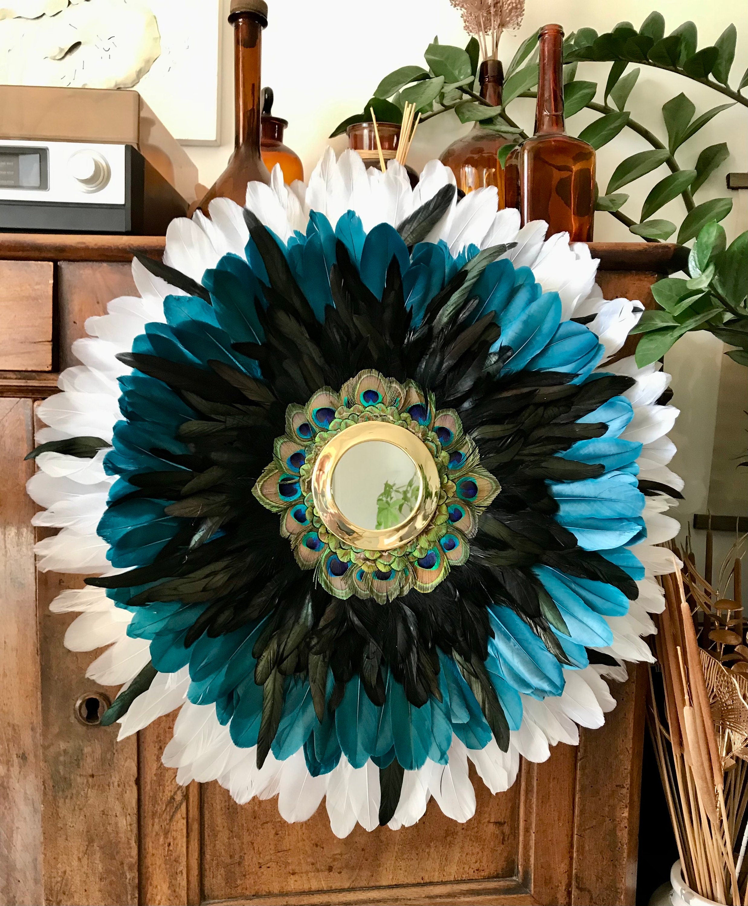 Juju Hat LONDON NIKKI – Décoration murale en plumes blanches, bleues et noires avec miroir laiton – Bohème chic