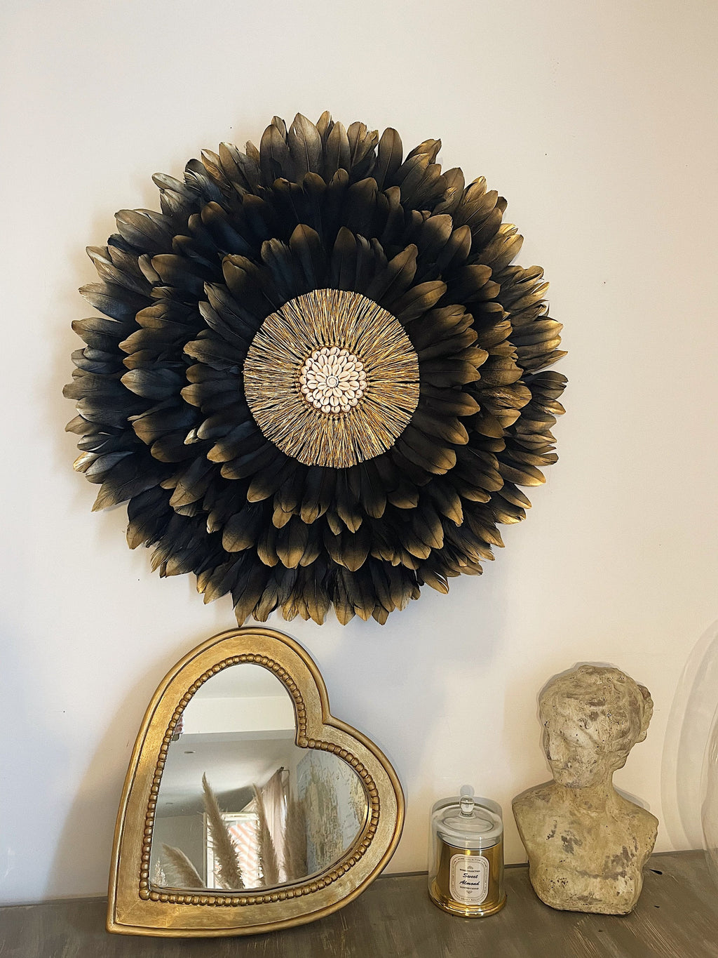 Juju Hat « PRÉCIEUX BLACK DORÉ » – Déco murale en plumes noires et dorées, cœur en raphia et coquillages cauris