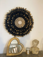 Juju Hat « PRÉCIEUX BLACK DORÉ » – Déco murale en plumes noires et dorées, cœur en raphia et coquillages cauris