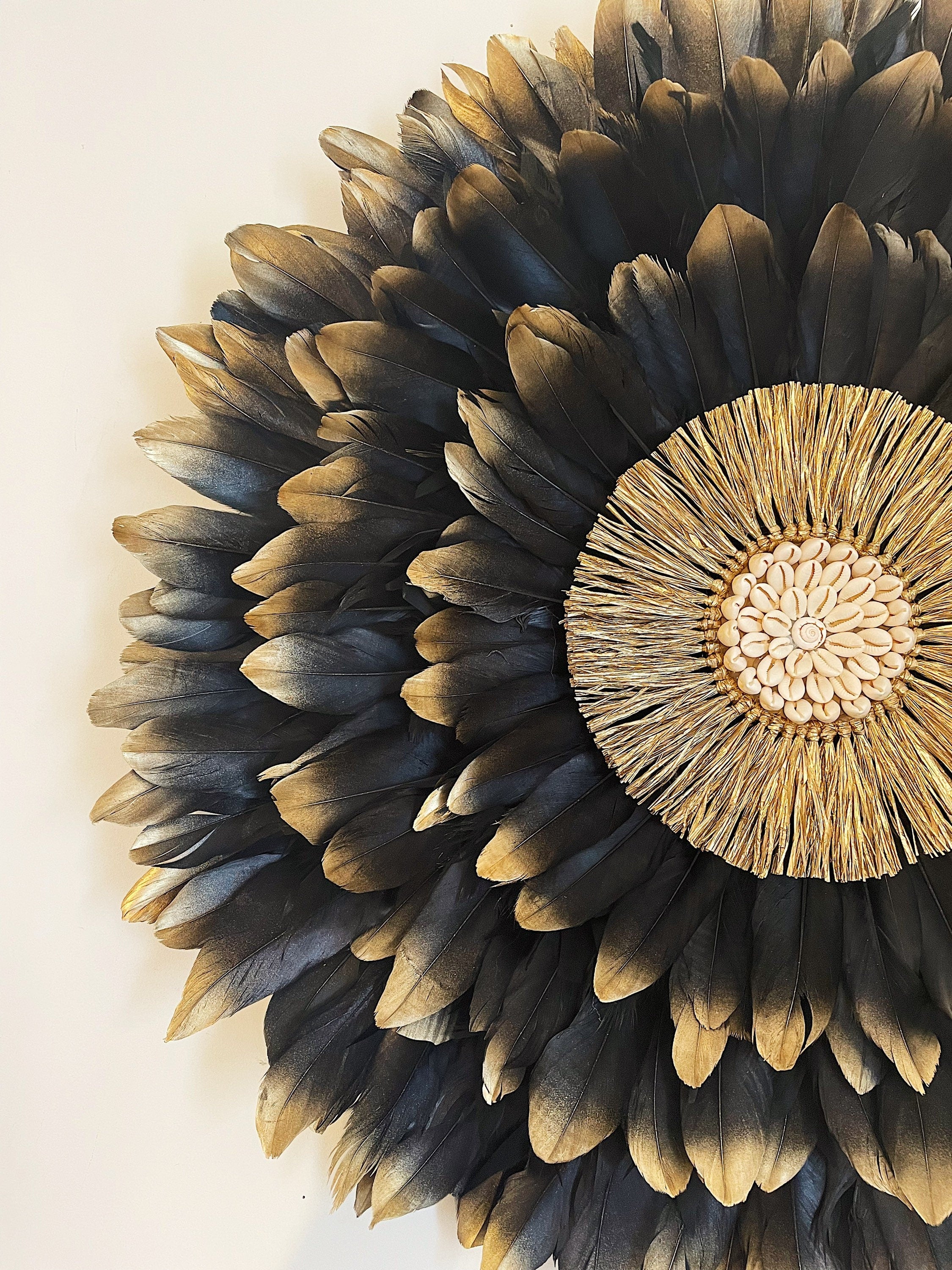 Juju Hat « PRÉCIEUX BLACK DORÉ » – Déco murale en plumes noires et dorées, cœur en raphia et coquillages cauris