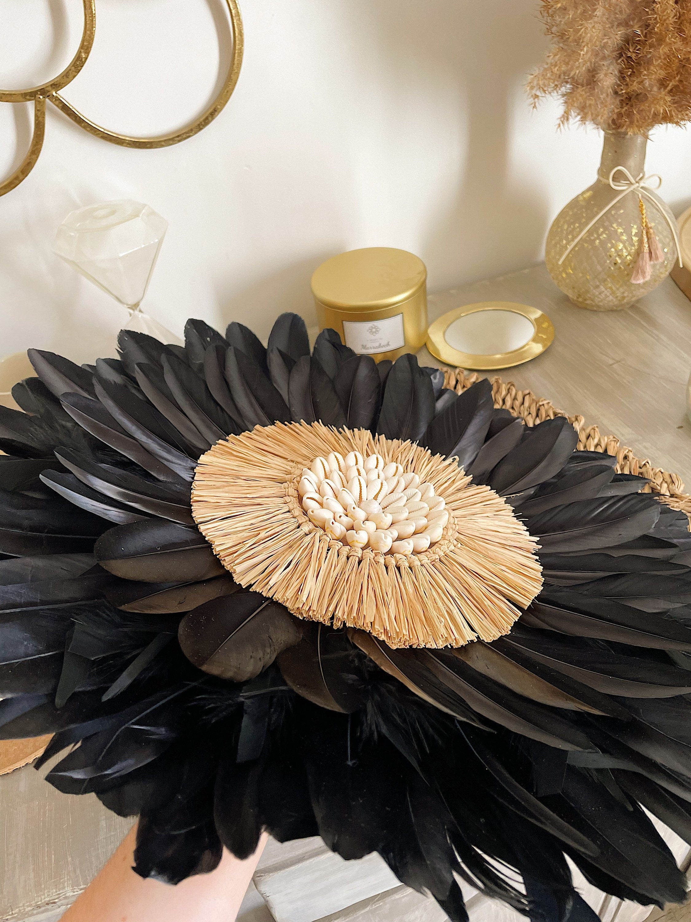 JUJUHAT "NEW BLACK" en plumes noires et son coeur en raphia et coquillages cauris