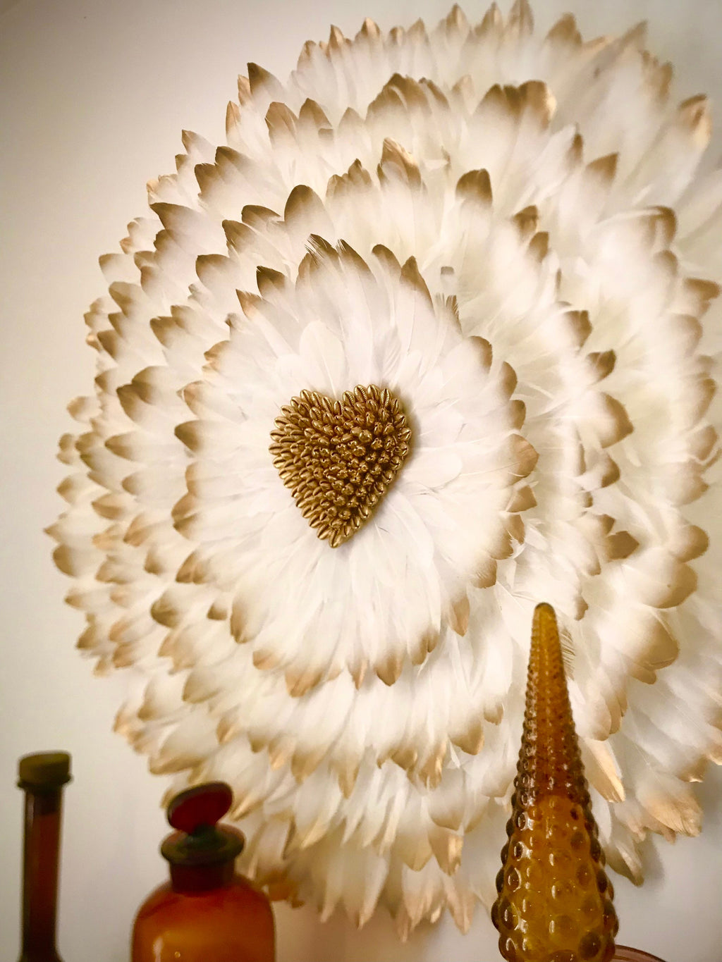 Jujuhat « L’ AMOUREUX » en plumes blanches et dorées et son coeur en coquillages cauris dorés