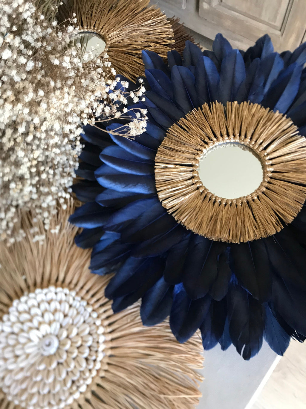 Juju Hat « DEEP BLUE » – Plumes bleu marine et miroir en raphia doré – Déco murale ethnique chic