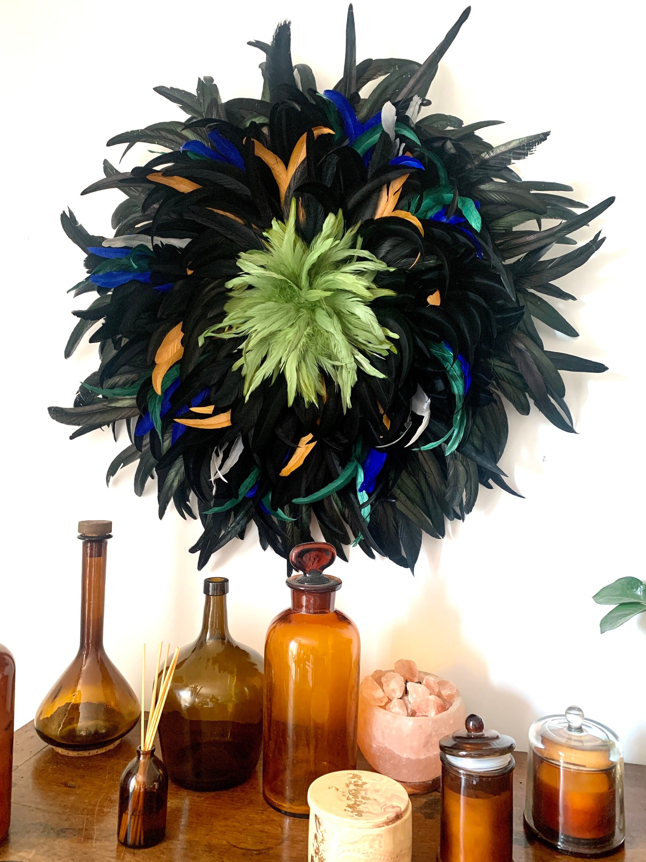 Juju Hat « LE MERVEILLEUX » – Déco murale en plumes naturelles multicolores et miroir en laiton